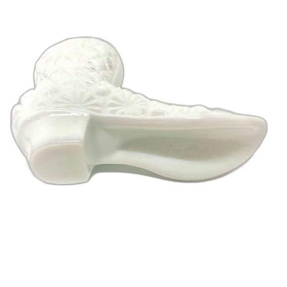 Fenton Milk Glass Daisy‎ Button Boot Set - Picture 8 of 16